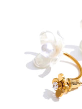 Charger l&#39;image dans la galerie, Edean 2in1 Pearl Resin Flower Golden Stud Earrings