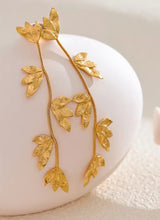 Charger l&#39;image dans la galerie, Mira Long Tassel Flower Drop Earrings for Women - Statement Jewelry