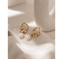 Charger l&#39;image dans la galerie, Lola Mini Pearl Gold Statement Earrings
