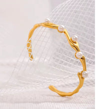 Charger l&#39;image dans la galerie, Awa Gold Freshwater Pearl Geometric Cuff  Bracelet - Nature Inspired Elegant Jewelry