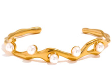 Charger l&#39;image dans la galerie, Awa Gold Freshwater Pearl Geometric Cuff  Bracelet - Nature Inspired Elegant Jewelry