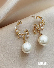 Charger l&#39;image dans la galerie, Lola Mini Pearl Gold Statement Earrings